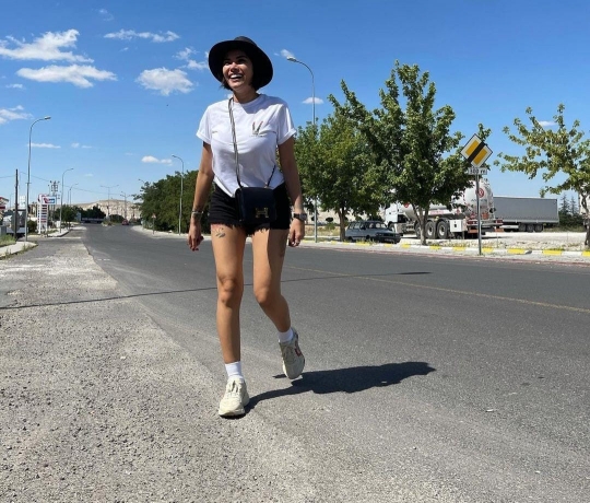 Gaya Kece Nikita Mirzani Liburan di Turki, Padukan T-shirt Putih dengan Hot Pants