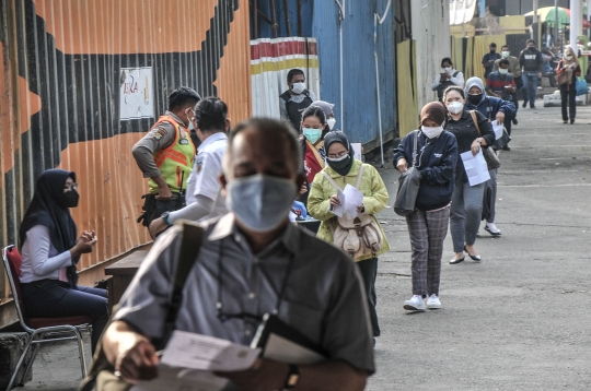 Pemeriksaan STRP Penumpang KRL di Stasiun Bekasi