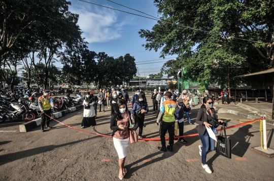 Pemeriksaan STRP Penumpang KRL di Stasiun Bekasi