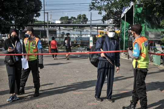 Pemeriksaan STRP Penumpang KRL di Stasiun Bekasi