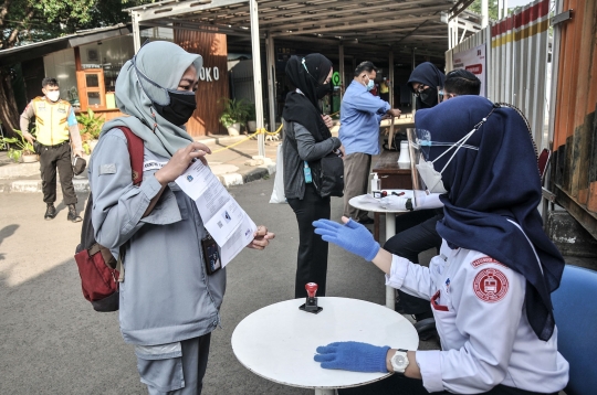 Pemeriksaan STRP Penumpang KRL di Stasiun Bekasi