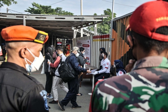 Pemeriksaan STRP Penumpang KRL di Stasiun Bekasi