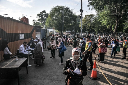 Pemeriksaan STRP Penumpang KRL di Stasiun Bekasi