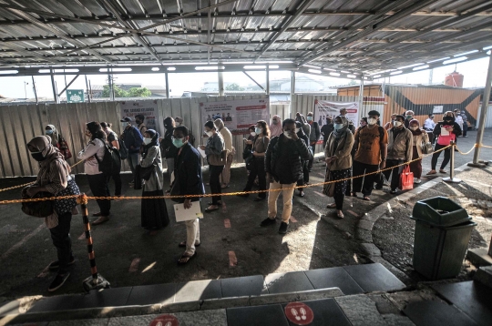 Pemeriksaan STRP Penumpang KRL di Stasiun Bekasi