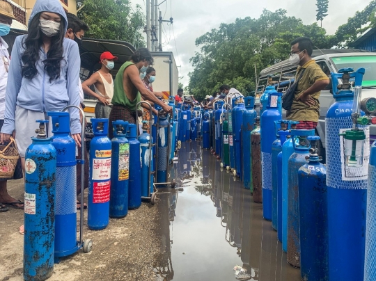 Antrean Pengisian Tabung Oksigen di Myanmar Mengular