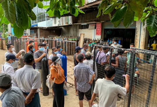 Antrean Pengisian Tabung Oksigen di Myanmar Mengular