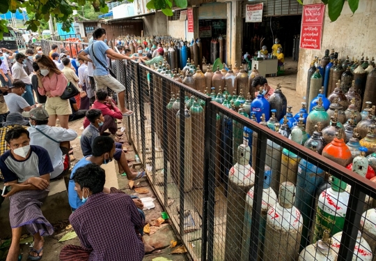 Antrean Pengisian Tabung Oksigen di Myanmar Mengular