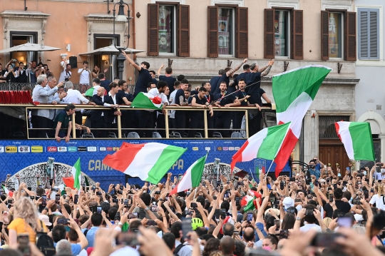 Ribuan Suporter Padati Pawai Juara Italia di Roma