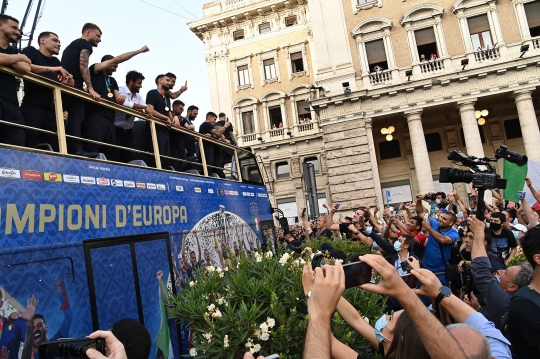 Ribuan Suporter Padati Pawai Juara Italia di Roma