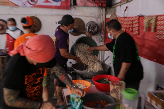 Kesibukan Relawan Dapur Umum Peduli Covid-19