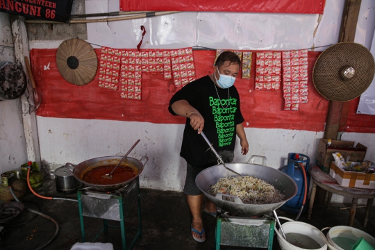 Kesibukan Relawan Dapur Umum Peduli Covid-19