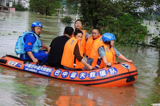 Ribuan Warga Dievakuasi Akibat Banjir di China