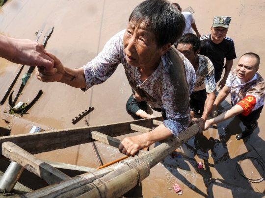 Ribuan Warga Dievakuasi Akibat Banjir di China