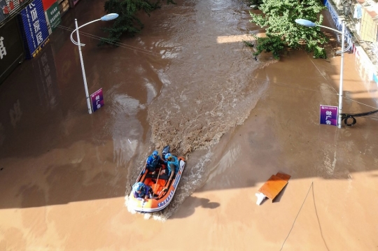 Ribuan Warga Dievakuasi Akibat Banjir di China