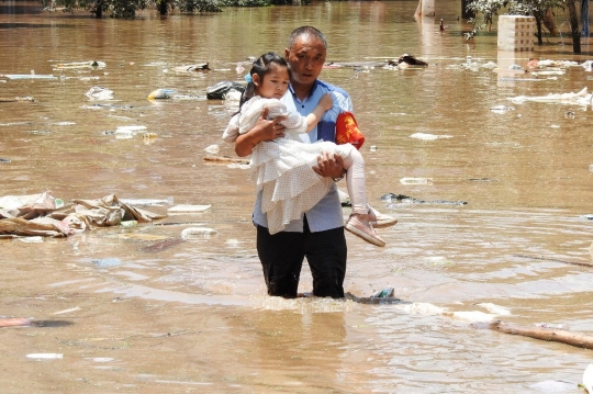 Ribuan Warga Dievakuasi Akibat Banjir di China