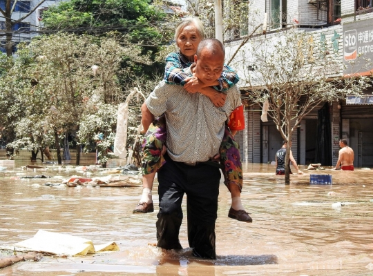 Ribuan Warga Dievakuasi Akibat Banjir di China