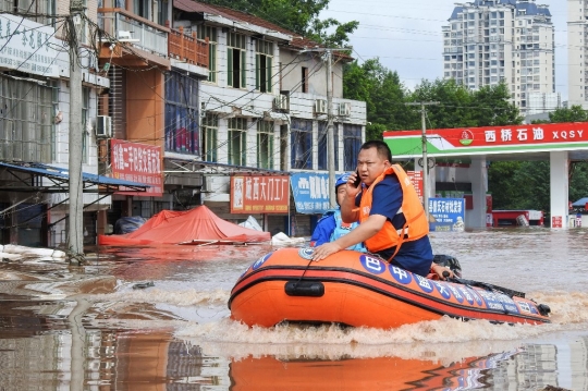 Ribuan Warga Dievakuasi Akibat Banjir di China