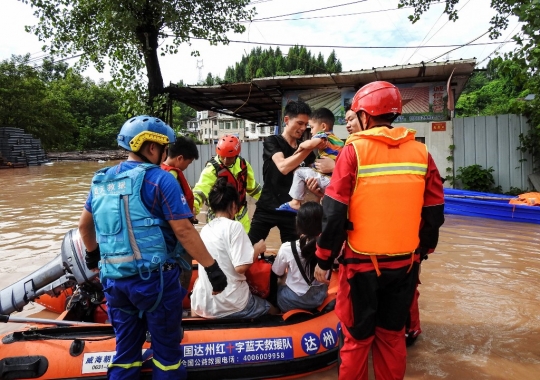 Ribuan Warga Dievakuasi Akibat Banjir di China