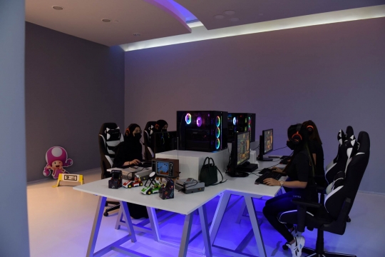 Melihat Para Gamer Wanita Arab Beraksi di Abu Dhabi