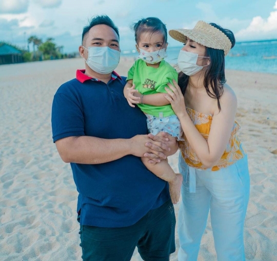 Potret Momo Geisha Liburan di Bali, Memesona Bak ABG Meski Sudah Punya 2 Anak