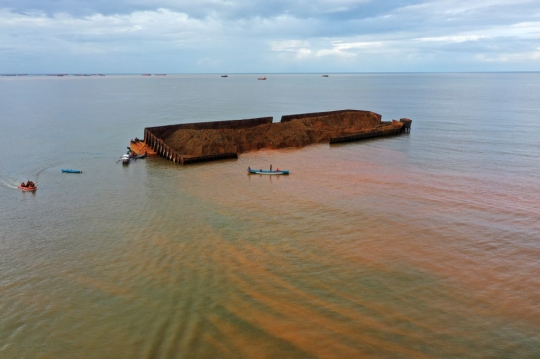 Karam, Kapal Tongkang Bermuatan Nikel Cemari Pantai Wisata Gong