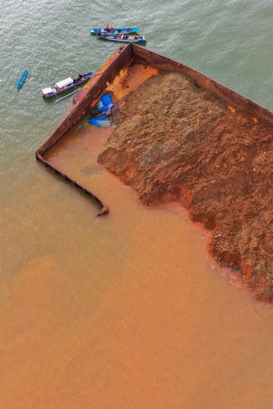 Karam, Kapal Tongkang Bermuatan Nikel Cemari Pantai Wisata Gong