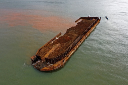 Karam, Kapal Tongkang Bermuatan Nikel Cemari Pantai Wisata Gong