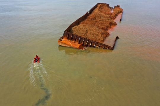 Karam, Kapal Tongkang Bermuatan Nikel Cemari Pantai Wisata Gong