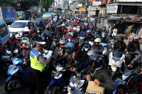 Padatnya Antrean Kendaraan di Pos Penyekatan Ciputat