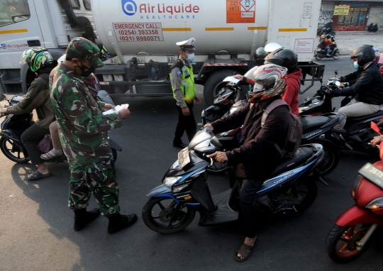 Padatnya Antrean Kendaraan di Pos Penyekatan Ciputat