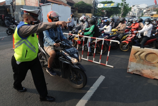 Padatnya Antrean Kendaraan di Pos Penyekatan Ciputat