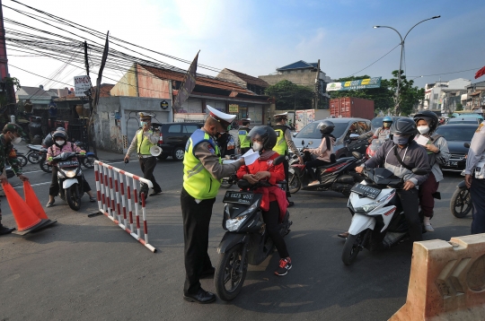 Padatnya Antrean Kendaraan di Pos Penyekatan Ciputat