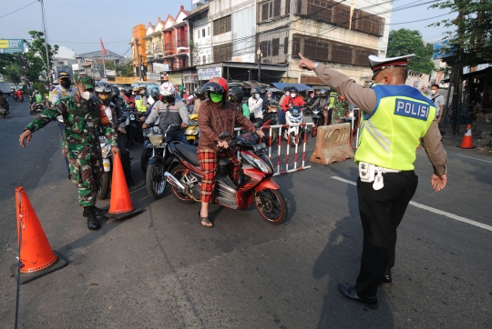 Padatnya Antrean Kendaraan di Pos Penyekatan Ciputat