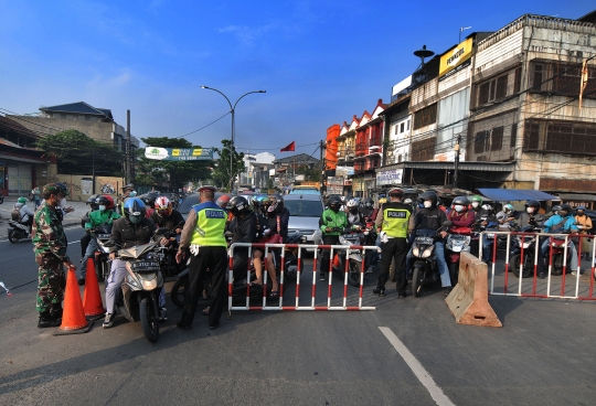 Padatnya Antrean Kendaraan di Pos Penyekatan Ciputat