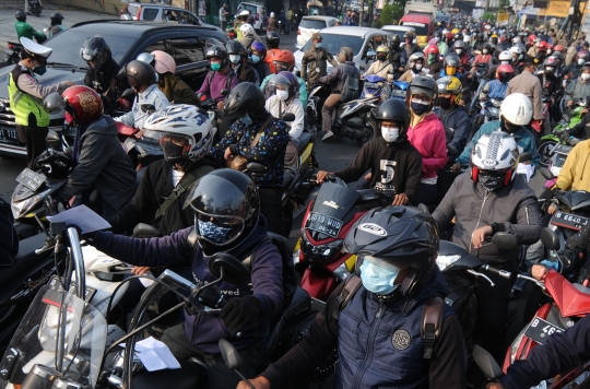 Padatnya Antrean Kendaraan di Pos Penyekatan Ciputat