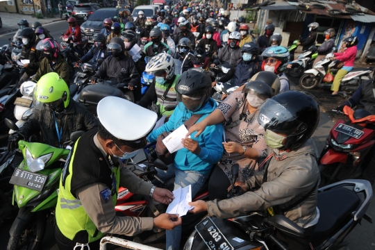 Padatnya Antrean Kendaraan di Pos Penyekatan Ciputat