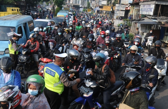 Padatnya Antrean Kendaraan di Pos Penyekatan Ciputat