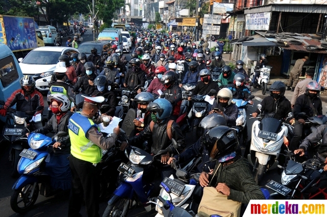 Foto : Padatnya Antrean Kendaraan di Pos Penyekatan Ciputat - Vimarsana News