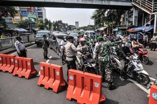 Kemacetan Panjang Imbas Penyekatan PPKM Darurat di Jalan Basuki Rahmat