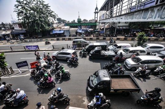 Kemacetan Panjang Imbas Penyekatan PPKM Darurat di Jalan Basuki Rahmat