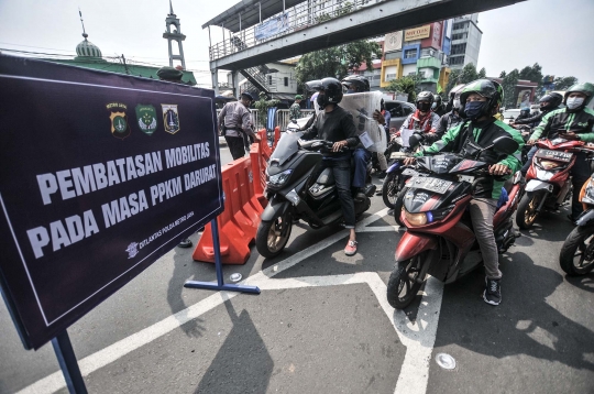 Kemacetan Panjang Imbas Penyekatan PPKM Darurat di Jalan Basuki Rahmat