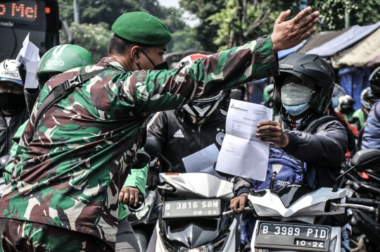 Kemacetan Panjang Imbas Penyekatan PPKM Darurat di Jalan Basuki Rahmat