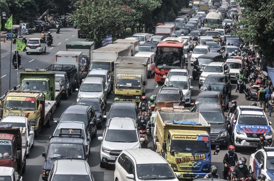 Kemacetan Panjang Imbas Penyekatan PPKM Darurat di Jalan Basuki Rahmat