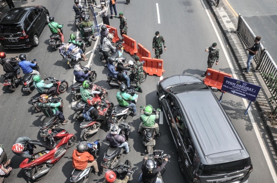 Kemacetan Panjang Imbas Penyekatan PPKM Darurat di Jalan Basuki Rahmat