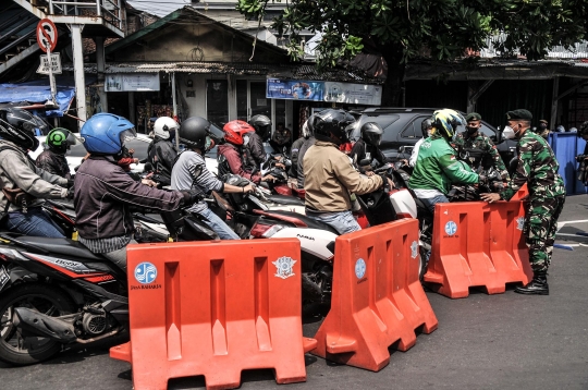 Kemacetan Panjang Imbas Penyekatan PPKM Darurat di Jalan Basuki Rahmat