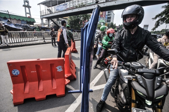 Kemacetan Panjang Imbas Penyekatan PPKM Darurat di Jalan Basuki Rahmat