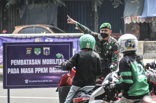 Kemacetan Panjang Imbas Penyekatan PPKM Darurat di Jalan Basuki Rahmat