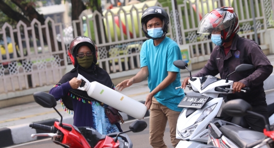 Warga Serbu Pengisian Tabung Oksigen Gratis di Tangerang