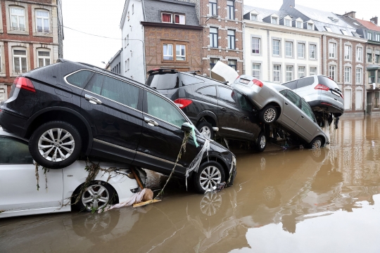 Kondisi Mobil-Mobil Terbalik dan Bertumpukan Akibat Banjir di Belgia