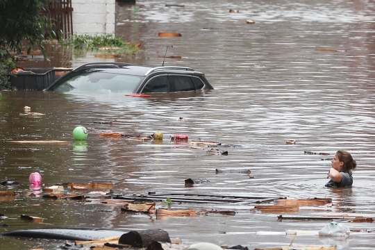 Kondisi Mobil-Mobil Terbalik dan Bertumpukan Akibat Banjir di Belgia